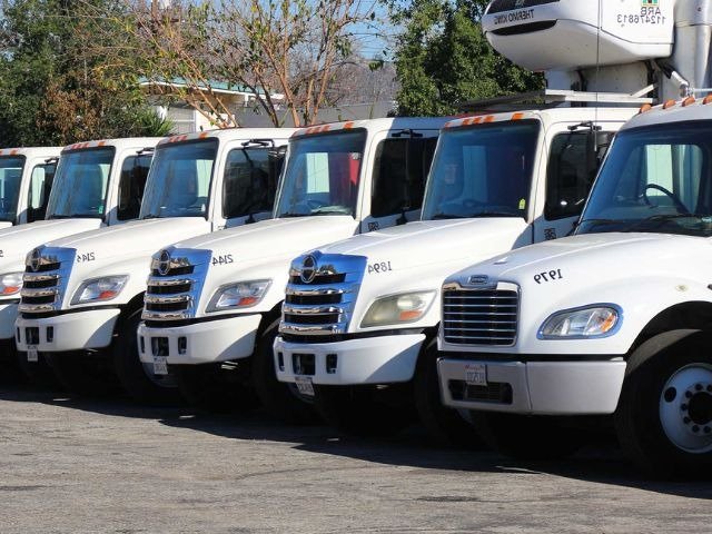 Commercial fleet box truck for cash sale to Milwaukee junk car buyer
